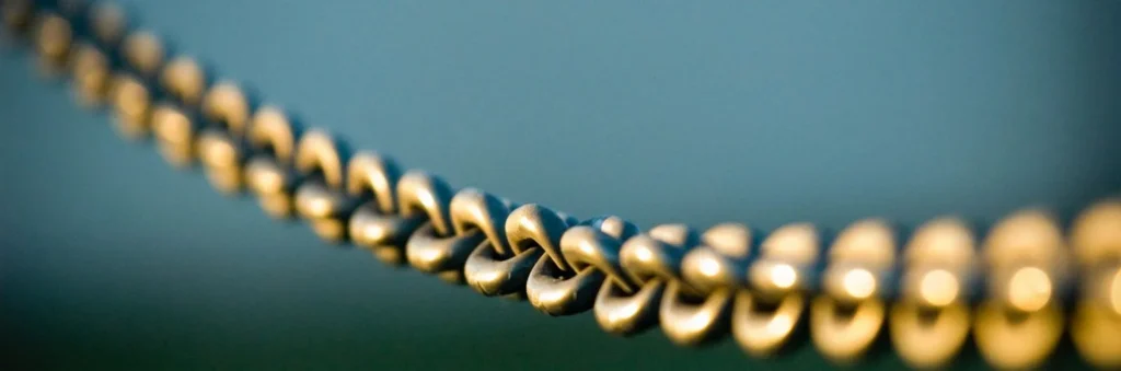 Chain fading into the distance